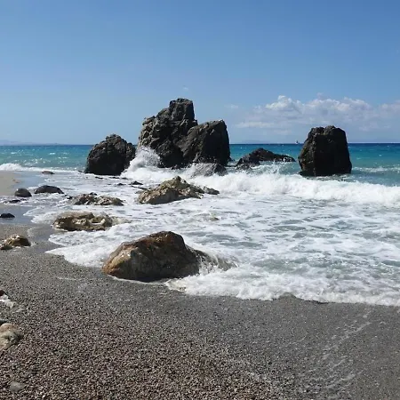 Casa Fronte Mare A San Saba アパート メッシーナ